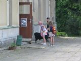 02.07.2010 - Kořenov: dětičky se do muzea nedostanou, už se zavírá © PhDr. Zbyněk Zlinský