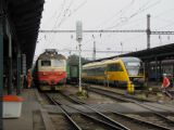 31.07.2010 - Plzeň hl.n.: 242.211-1 odstoupí z R 753 z Chebu do Prahy a 642.831-1 RJ na Sp 1502 do Domažlic© Karel Furiš