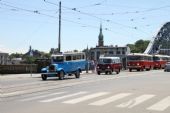 27.06.2010 - Kraków, kolona historických autobusů sjíždí z Kościuszkova mostu © Jan Guzik
