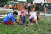 Trať detského vláčiku je treba 100 -ne vyčistiť; 7.8.2010 © Mário Katrinec