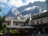 31.07.2010 – Hohenwerfen: nádvorie hradu, v pozadí pohorie Tennengebirge, kde je aj ľadová jaskyňa © Ivan Schuller