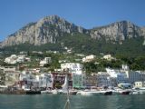 02.08.2010 – Capri: prístav na ostrove Capri s pobrežnou promenádou © Ivan Schuller