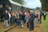 28.08.2010 - Dobra kolo Limanowej: cestující fotí TKt48-191 nastupující na soupravu vlaku do Chabówky © Ing. Igor Molnár