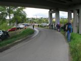 28.08.2010 - Chabówka: ruch na parkovišti před skansenem a fotografové vyhlížející vlak © PhDr. Zbyněk Zlinský