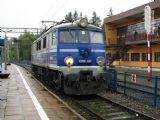 28.08.2010 - Chabówka: EU07-421 objíždí soupravu vlaku TLK 13502/3 Białystok - Zakopane © PhDr. Zbyněk Zlinský