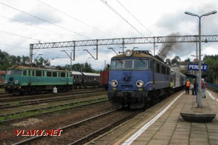 29.08.2010 - Chabówka: EP07-242 najíždí na soupravu vlaku TLK 53500 Gdynia Główna - Zakopane, vlevo odstavená EU07-136 © PhDr. Zbyněk Zlinský