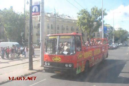 Kabriolet bus v uliciach Budapešti cez zadné sklo Ikarusu 29.8.2010, Budapešť © Marek Guspan