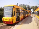 Varšava: nízkopodlažní tramvaj typu Konstal 116 Na z roku 2000 čeká na konečné Gocławek. 12.8.2010 © Jan Přikryl