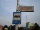 Kaunas: typizovaný vzhled zastávkového označníku MHD- včetně tabule s odjezdy v reálném čase. 13.8.2010 © Jan Přikryl