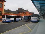 25.09.2010 - Česká Třebová: dopravní terminál - odstavené autobusy a přívěs cyklobusu v akci © PhDr. Zbyněk Zlinský