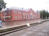 Výpravní budova stanice Krustpils na trati z Rigy do Daugavpilsu. 18.8.2010 © Jan Přikryl