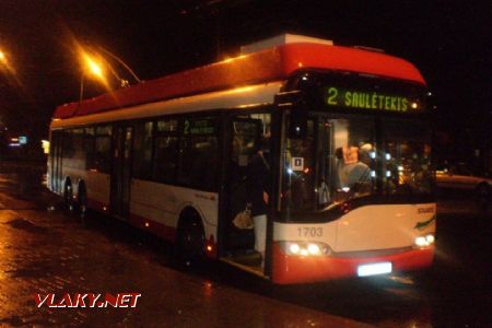 Vilnius: je 23:08 a poslední večerní trolejbus opouští stanici u nádraží . 19.8.2010 © Jan Přikryl