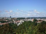 Vilnius: celkový pohled z vrchu Tří křížů- v pozadí televizní věž na sídlišti Karoliniškés. 20.8.2010 © Jiří Mazal