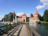 Trakai: celkový pohled na hrad Trakai z mostu mezi dvěma ostrovy v jezeře. 20.8.2010 © Jiří Mazal