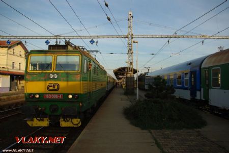 163.066 v čele zpožděného R 854 ve stanici Lysá nad Labem - 8.10.2010 © Jakub Vyskočil