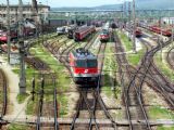 01.05.2004 - ÖBB Traktion Wien West: kolejiště se strojem 1044.073-3 odstupujícím od soupravy na nádraží © PhDr. Zbyněk Zlinský