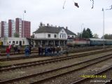 Foto tlupa a vlak v žst. Zlaté Moravce, 16.10.2010, © Ladislav Vaškovič