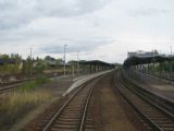 24.10.2010 - Zittau: zarostlé kolejiště a udržované peróny (foto z Os 6210) © PhDr. Zbyněk Zlinský