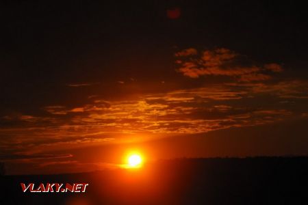 24.10.2010 - kdesi na trati.: západ slunce, které podle rosniček nemělo svítit (foto z R 1117) © Karel Furiš