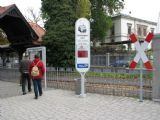 24.10.2010 - Zittau: vstup na nádražíčko SOEG a cestující u jízdního řádu © PhDr. Zbyněk Zlinský