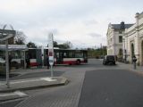 24.10.2010 - Zittau: autobus NAD do Görlitz za spoj OE 82636 ODEG Zittau - Cottbus odjíždí od staniční budovy © PhDr. Zbyněk Zlinský