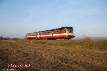 29.10.2010 - v Olomouci: paprsky podzimního slunce svíti na jednu z posledních jízd 851.005, Os3640 © Radek Hořínek