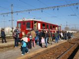 Hurvínek a hromada pasažierov v Trenčianskej Teplej, 31. 10. 2010, © Radovan Plevko