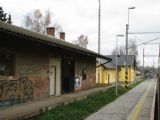 10.11.2010 - Postřelmov: ošklivé skladiště a pěkná staniční budova (foto z Os 13012) © PhDr. Zbyněk Zlinský