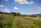 19.09.2010 - úsek Chudobín - Mladeč jeskyně: trať zarůstající trávou © Radek Hořínek