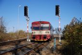 30.10.2010 - Velká Kraš: 810.292, Os23613 v zajetí odjezdových návěstidel směr Javorník ve Slezsku a Vidnava © Radek Hořínek