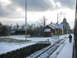 27.11.2010 - Sudoměřice u Bechyně: třetí kolej u rampy a staniční budova (foto z Os 28410) © PhDr. Zbyněk Zlinský