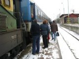 27.11.2010 - Bechyně: strojvedoucí se chystá odvěsit 113.002-0 ze soupravy Bt 21-17 004-2 + BDs 82-40 328-2 vlaku Os 28410, průvodčí bude dělat posunovače © PhDr. Zbyněk Zlinský