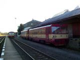 18.09.2004 - Hlinsko: vůz 810.212-1 s přípojným 010.466-1 a 810.674-2 + 010.857-4 na Os 5301 Pardubice - Havl. Brod © PhDr. Zbyněk Zlinský