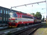 18.09.2004 - Havl. Brod: ''laminátky'' 230.001-0 a 230.054-9 odstavené u pardubického nástupiště © PhDr. Zbyněk Zlinský