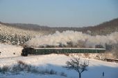 Pohled na celou historickou soupravu u přejezdu mezi Silůvkami a Moravskými Bránicemi (4.12.2010) © Milan Vojtek