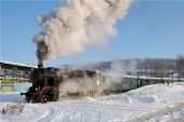 Parní vlak si počkal, až se obecenstvo shromáždí a patřičně nažhaví, a poté vjel do oslavanské stanice (4.12.2010) © Jakub Gregor