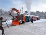 Konvoj na čele s pluhom si razí cestu do Chvatimechu pri Valaskej, 4. 12. 2010, © Radovan Plevko