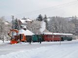 Konvoj na čele s pluhom si razí cestu do Chvatimechu pri Valaskej, 4. 12. 2010, © Radovan Plevko