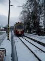 12.12.2010 - Trenčianska Teplá: 411 902 ako Os 3411 zotrvačnosťou vchádza k nástupišťu © Ľuboš Chmatil