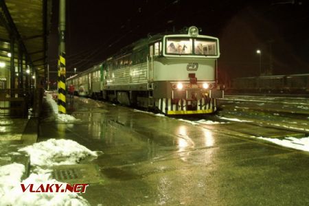 12.12.2010 - Trenčianska Teplá: 757 009 - Os 3860 do Brna na prvej koľaji pripravený na odchod © Ľuboš Chmatil