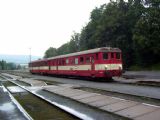 21.08.2004 - Jeseník: 831.105-2 v čele Os 3611 ze Šumperka © PhDr. Zbyněk Zlinský