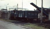 Vlečkový vlak na opačném konci vlečky u vjezdu do závodu II při nakládce energetického uhlí ze složiště. (Foto Ing. Bohumil Pokorný 1974)