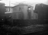 Na méně kvalitní fotografii je lokomotiva 16E2 odstavená v konvoji vozidel pro Skanzen v depu Česká Třebová ve společnosti parní lokomotivy 477.013 v září 1978