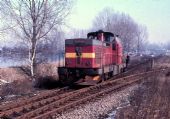 Lokomotiva T 444.0247 právě vjíždí na vyhybku vlečky Technolen Svitavy v kilometru 1,9 dne 20.2.1990