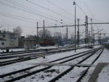 22.12.2010 - Pardubice hl.n.: 742.065-6 zatahuje konvoj 111.023-8 + 451.037+051.037+451.076 + 451.039+051.085+051.086+051.075+451.086 na nezatrolejovanou kolej © PhDr. Zbyněk Zlinský