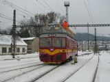 22.12.2010 - Česká Třebová: MVTV 2-012 s dráteníky kontrolujícími trakční vedení © PhDr. Zbyněk Zlinský