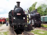 26.06.2004 - Lužná u Rak.: Setkání lokomotiv ř. 354 - 354.1217 při dobírání vody a 354.7152 pro zvl. vlak do Stochova © PhDr. Zbyněk Zlinský