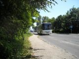 Na zastávku v Tihányi rév přijíždí zánovní autobus Ikarus/Scania na regionální lince z Balatonfüredu. 4.7.2010 © Peter Žídek