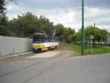 Záložní tramvaj typu T6A2 stojí na bývalé spojovací koleji do sítě MÁV u stanice Rókus. 4.7.2010 © Peter Žídek