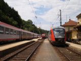 Dopravní ruch ve stanici Spielfeld-Strass: vpravo Desiro do Bad Radkersburgu, vedle S-Bahn do Brucku an der Leitha a vlevo IC do Mariboru. 6.7.2010 © Jan Přikryl